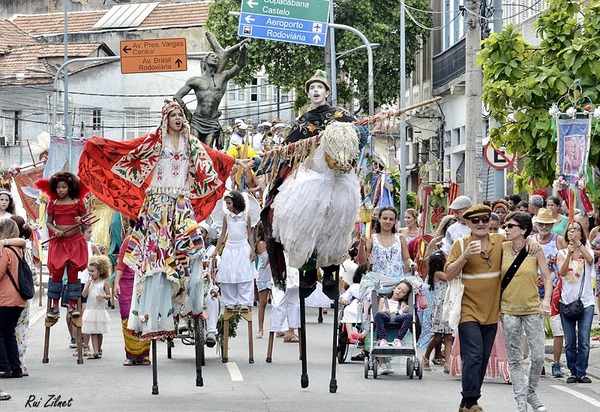 25ª 'Procissão de Todos os Santos' com 'Grande Companhia Brasileira de Mystérios e Novidades' e seus artistas em pernas de pau no cortejo pela Zona Portuária do RJ