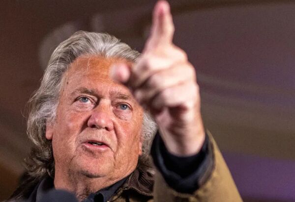 Steve Bannon, Ex-conselheiro de Trump deixa prisão após quatro meses