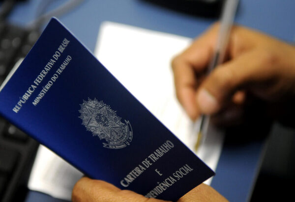 Brasil alcança recorde histórico de empregos formais com crescimento acelerado em setembro