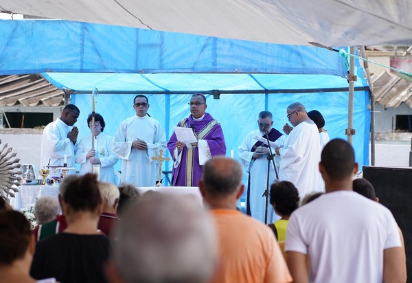 Cemitérios da Baixada recebem milhares de pessoas no Dia de Finados