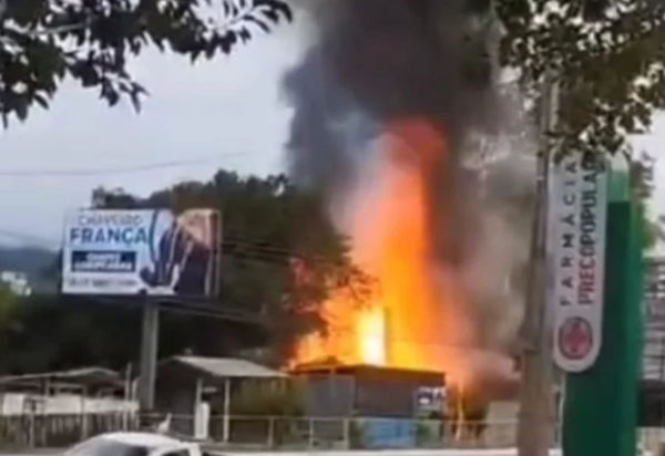 Casa de homem que lançou explosivos no STF pega fogo em Santa Catarina
