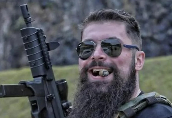 Deputado da ‘bancada da bala’ é expulso de clube de tiro após tentar ensinar crianças a atirar