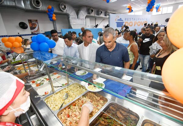 Restaurante do Povo serve refeições a 2 mil pessoas ao ser reaberto hoje em Nova Iguaçu