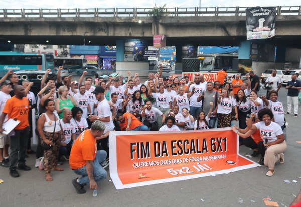 Dimas Gadelha realiza ato pelo fim da escala 6x1 em São Gonçalo 