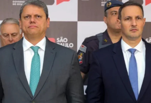 Tarcísio diz que manterá Derrite após PM jogar jovem da ponte