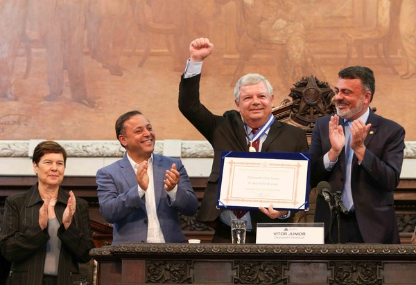 Prefeito Axel Grael é homenageado com a Medalha Tiradentes na Alerj