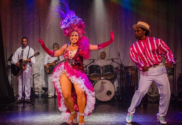 Ginga Tropical se apresenta no Teatro Fashion Mall