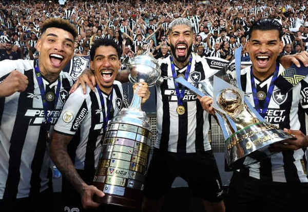 Após dramática derrota em 2023, o Botafogo se torna tricampeão brasileiro. Veja o que aguarda o time em 2025.