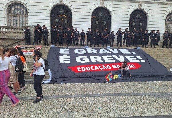 Eduardo Paes sanciona lei que redefine carga horária de professores municipais no Rio