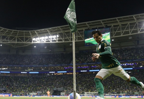 Palmeiras chega a R$ 187 milhões em reforços e bate recorde de 'Era Leila'