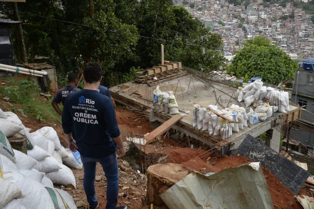 Prédio de três andares é demolido na Rocinha; imóvel é avaliado em R$ 2 milhões