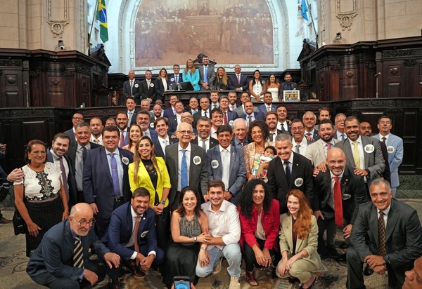 Rodrigo Bacellar é reeleito por unanimidade histórica presidente da Alerj para o biênio 2025-2026