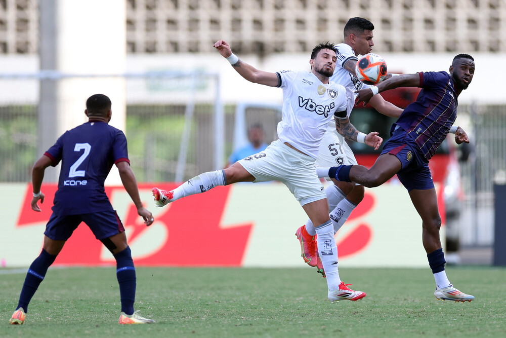 Botafogo perde para o Madureira e se complica no Carioca