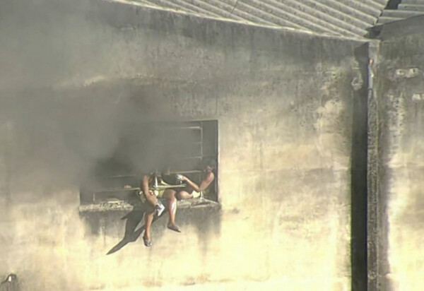 Incêndio de grandes proporções atinge fábrica de fantasias no Rio e deixa funcionários presos