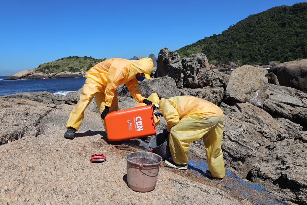 Companhia de Limpeza de Niterói remove pichações em Piratininga