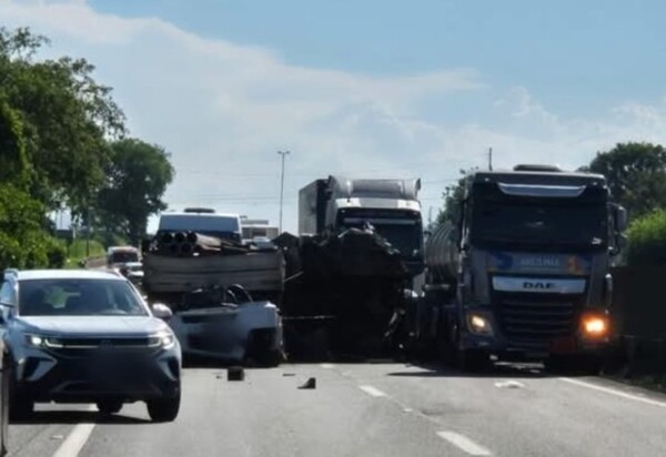 Acidente entre caminhões interdita faixa da Via Dutra em Resende (RJ)