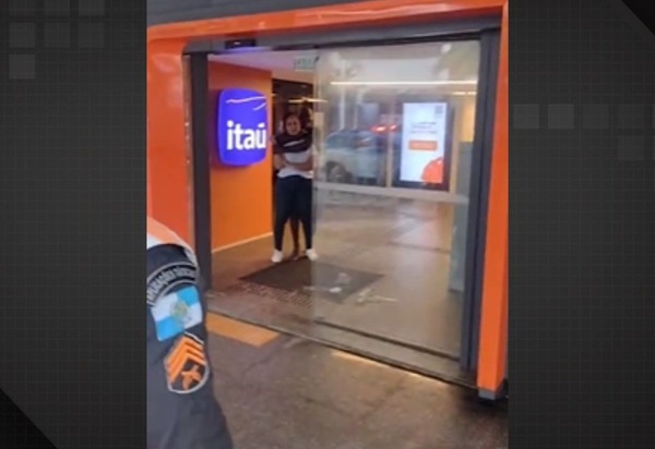 Homem é baleado após fazer mulher refém em banco no Leblon