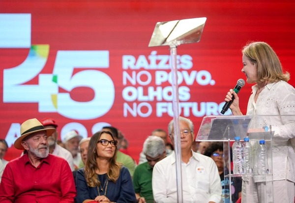 Em ato de comemoração aos 45 anos do PT, Lula faz cobrança pública aos ministros