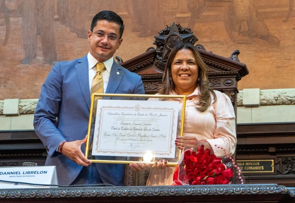 Tânia Bastos recebe o título de Cidadã do Estado do Rio de Janeiro em reconhecimento à sua trajetória política