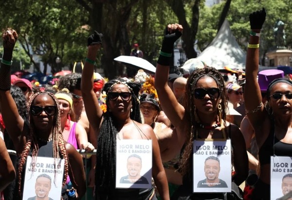 Bloco Boitatá canta grito de ‘Sem Anistia’ enquanto jorra mangueirão em foliões no Rio