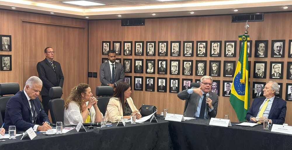 Deputado entrega ao ministro da justiça PL que amplia o conceito de terrorismo. Ele pede também que ADPF 635 seja revista e aplicada