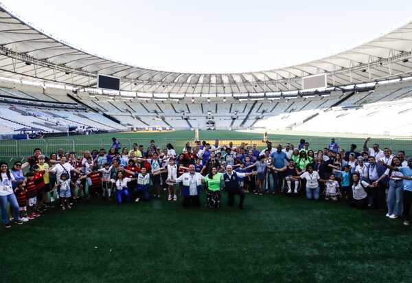 Suderj celebra o Dia Mundial de Conscientização do Autismo com abraço coletivo no Maracanã