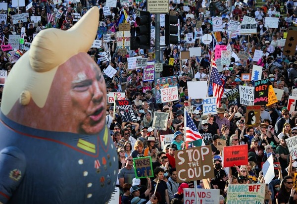 Milhares protestam contra Trump e Musk em atos nos EUA