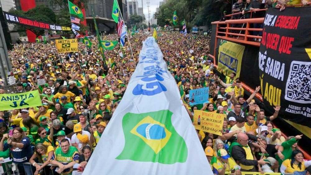 Bolsonaro reúne 44.000 pessoas em ato na Paulista para tentar se livrar dos crimes que responde