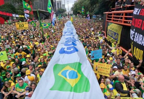 Bolsonaro reúne 44.000 pessoas em ato na Paulista para tentar se livrar dos crimes que responde