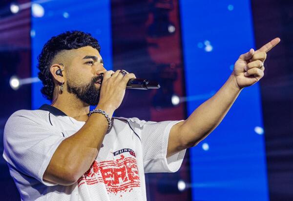 Dilsinho no palco da Via Music Hall