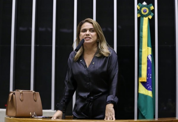 Saiba quem é a deputada que retirou assinatura da anistia