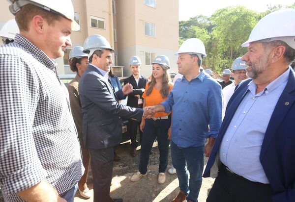 Rodrigo Neves vistoria obras de empreendimento do Minha Casa Minha Vida no Badu ao lado do ministro da Previdência