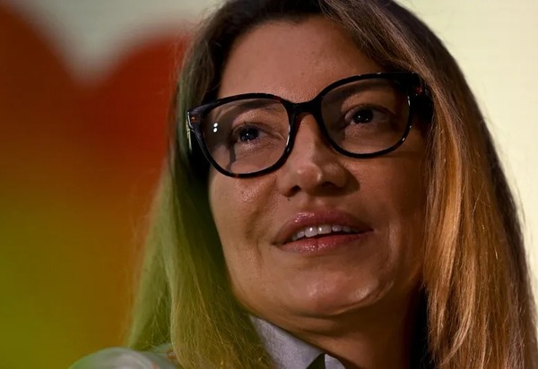 Janja pede regulamentação das redes com votação no Congresso após morte de criança em desafio