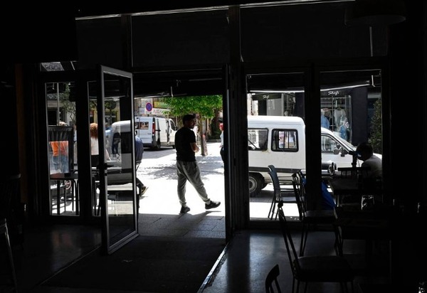 Europa vive dia de caos com trens, aeroportos e hospitais sofrendo com o apagão; população fica sem comunicação e busca alimentos