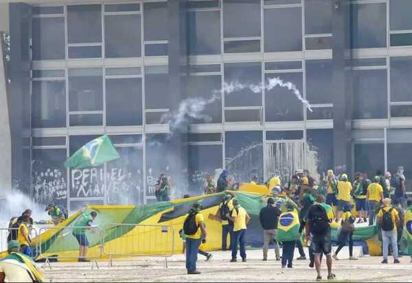 Projeto de Lei Para Reduzir Penas de Executores do 8 de Janeiro e Aumentar Punição dos Mandantes Avança no Congresso