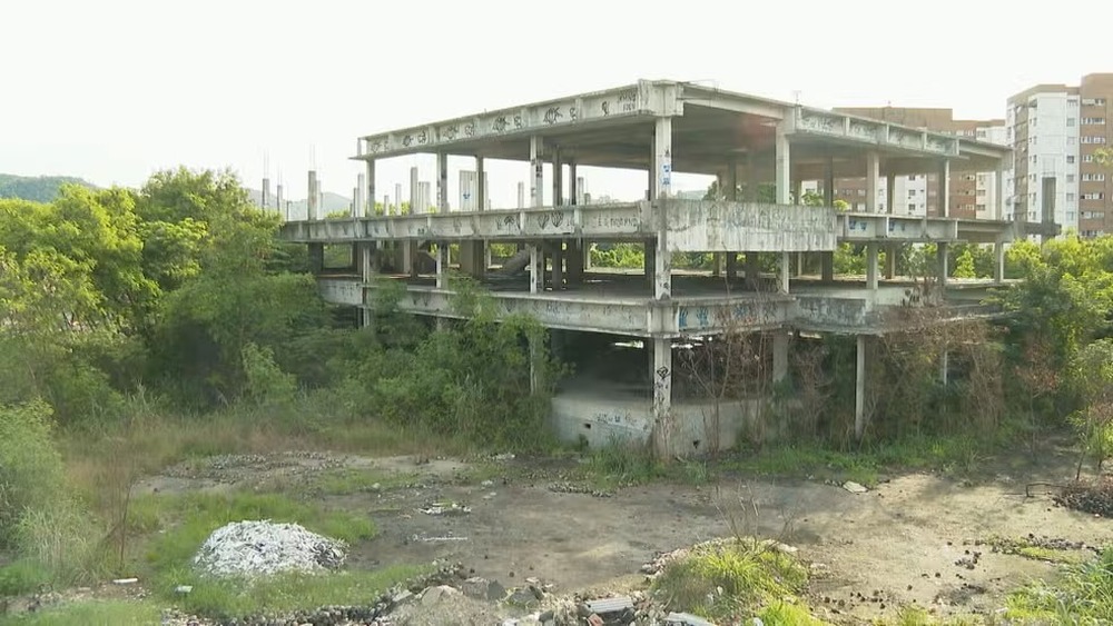TCE aponta 77 obras paradas no RJ e revela abandono do Hospital da Mulher em São Gonçalo