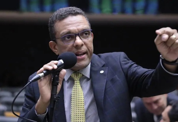 Otoni apresenta projeto para impedir que seleção brasileira tenha uniforme vermelho. “Lula resolveu criar uma camisa pra ele” (veja o vídeo)