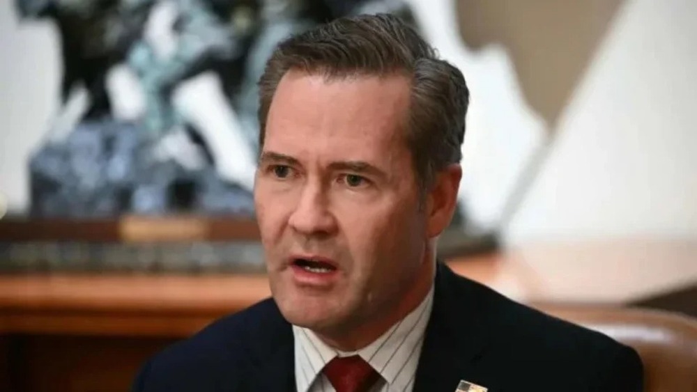 Assessor de Trump que vazou planos de segurança em grupo de mensagens deixa cargo