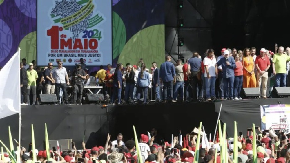 Fim da escala 6x1 une movimentos no ato de 1º de Maio no Rio