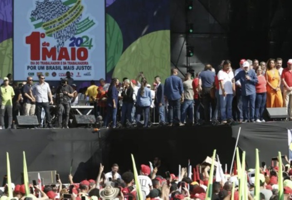 Fim da escala 6x1 une movimentos no ato de 1º de Maio no Rio