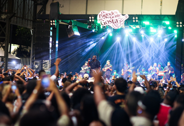 Enquanto Lady Gaga não aparece, Renan Oliveira agita o Dia do Trabalhador com show para 11 mil pessoas no Rio de Janeiro