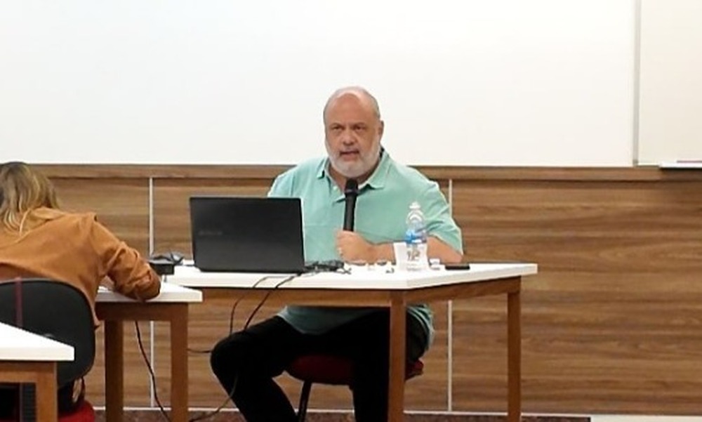 Escândalo em sala de aula: esposa de desembargador confronta suposta amante durante exposição acadêmica