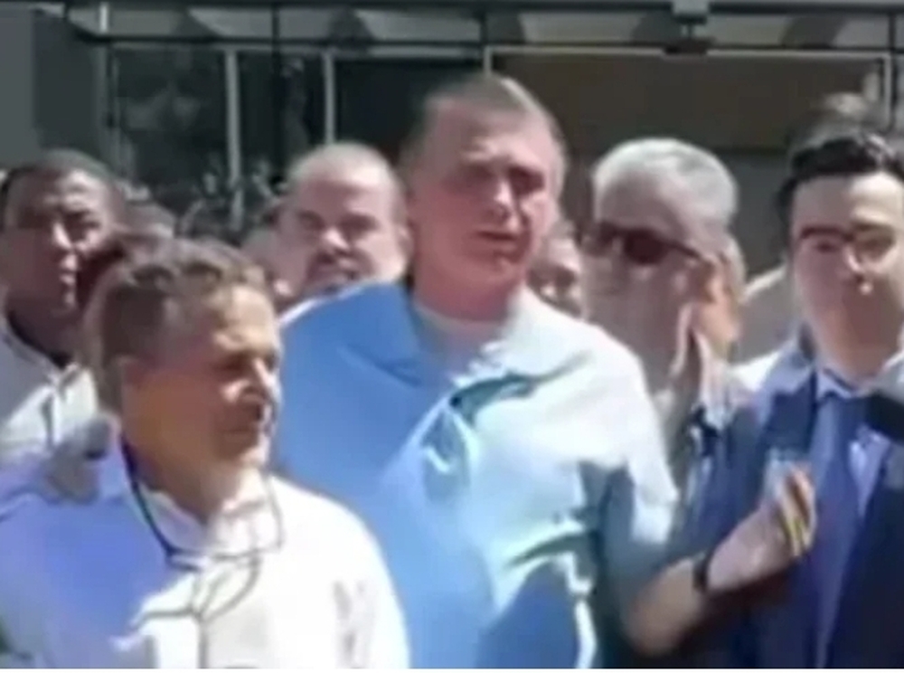 Bolsonaro deixa hospital três semanas após cirurgia