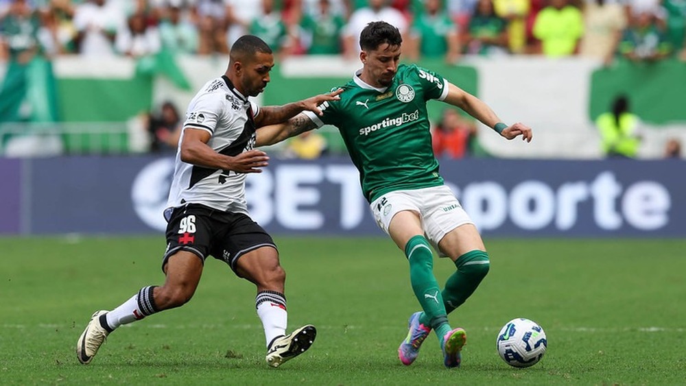 Palmeiras assume liderança do Brasileirão com vitória sobre Vasco após erro grotesco