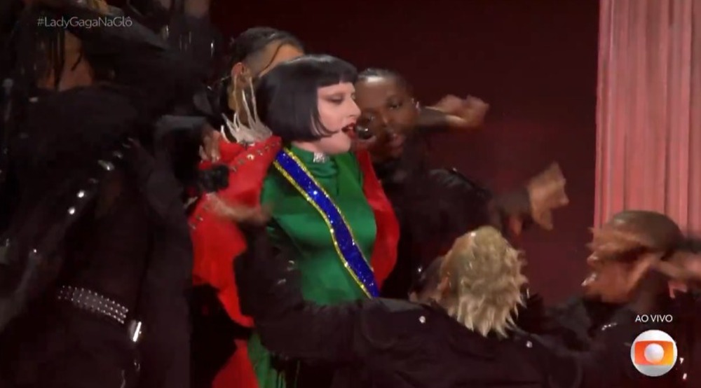 Gaga vira meme após romper vestido vermelho e aparecer com cores do Brasil