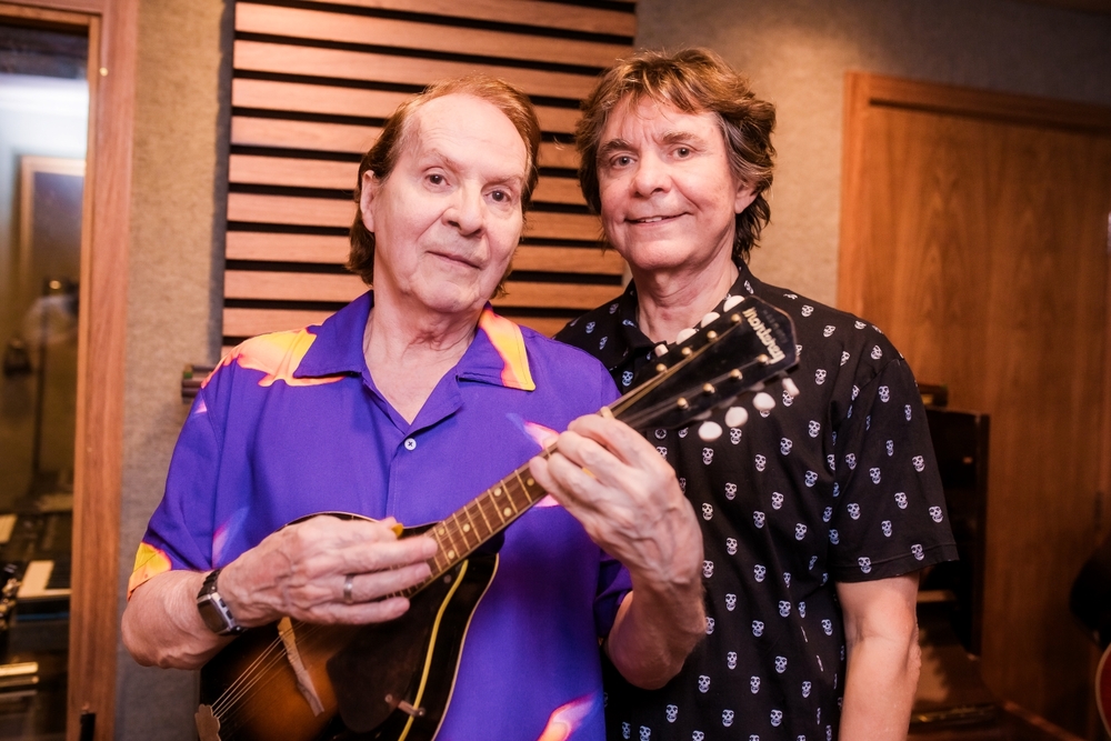 Lô Borges e Beto Guedes estreiam novo espetáculo, “Esquina e Canções” comemorando uma vida de música e amizade.