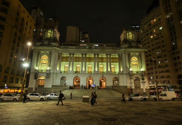 Câmara do Rio ilumina Palácio Pedro Ernesto em apoio ao Maio Amarelo