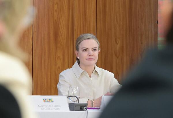 Gleisi recebe Sóstenes, Líder do PL, que pede ajuda para liberação de Emendas do orçamento secreto