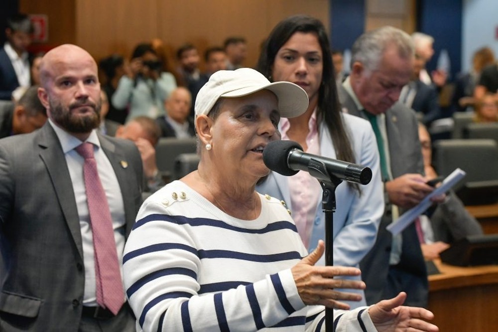 Lucinha surge de cabelo raspado e se afasta da Alerj para tratar câncer