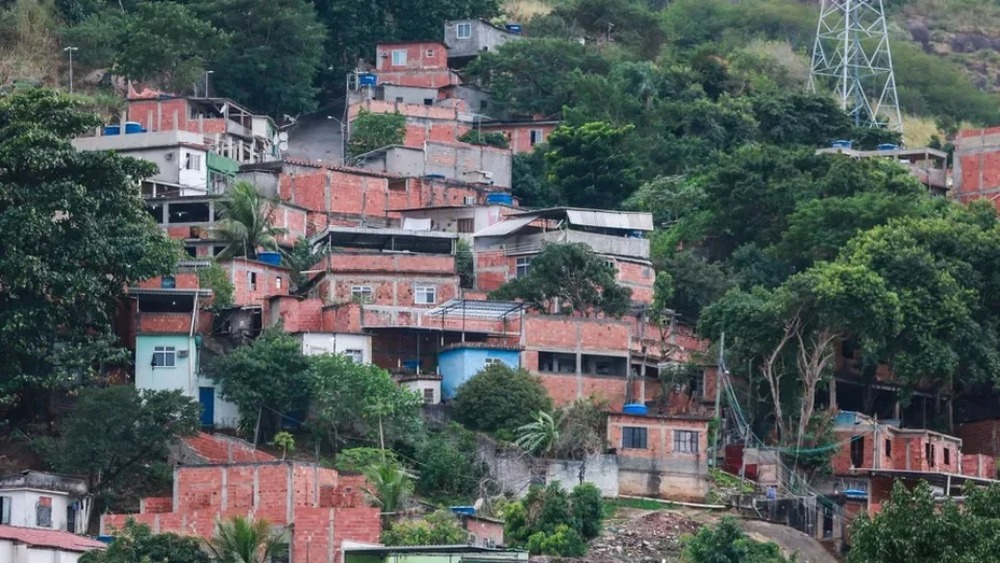 Condomínio no RJ convoca assembleia para votar taxa de R$ 1.800 a traficantes